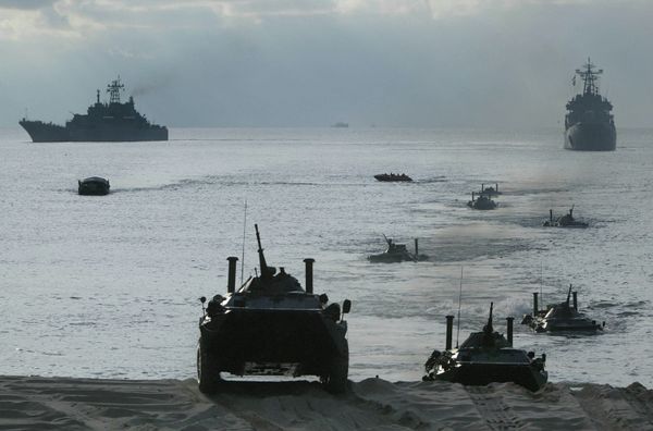 Russia's Baltic Fleet practices air assault and amphibious assault landing (Archive) - Sputnik International