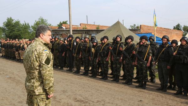 Ukraine's president Poroshenko visits National guard HQ in Donetsk Region - Sputnik International