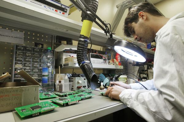 Employee in the assembly workshop at the Klimov helicopter engines factory in St. Petersburg. - Sputnik International