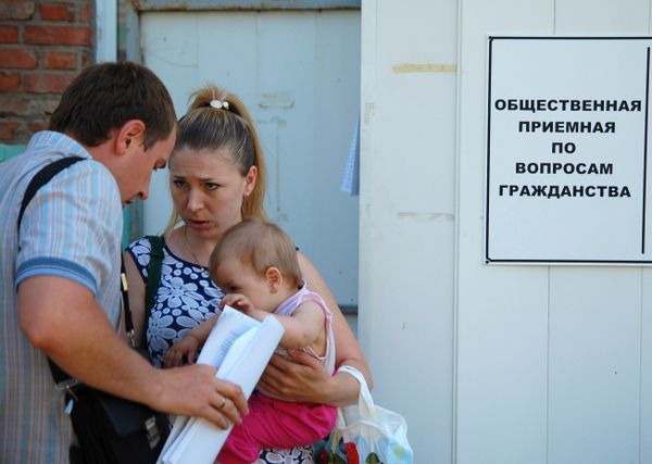 A family of refugees from southeastern Ukraine seen near the Federal Migration Service's office in Belgorod which is going to provide them with temporary residence permits and refugee statuses - Sputnik International