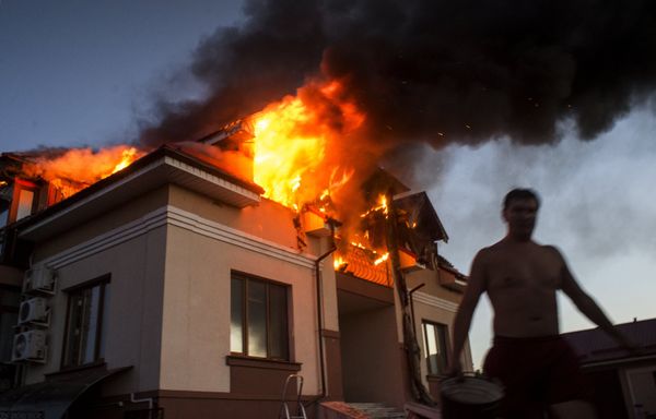 House on fire as a result of an air attack on the village of Nikolayevka in the Lugansk Region - Sputnik International