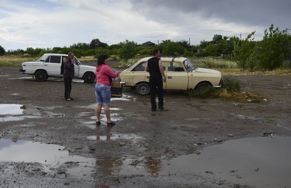 Local residents at Izvarino border crossing point in Lugansk Region, Ukraine, after shelling. - Sputnik International