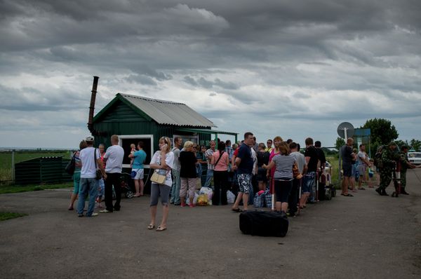 Refugees on the Border Checkpoint Severniy in Luhansk Region - Sputnik International