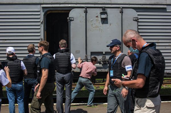 Train carrying bodies of victims of Malaysian Boeing 777 crash heads to Donetsk - Sputnik International