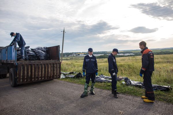 Rescue workers collect bodies of victims at Malaysian Boeing 777 crash site near Shakhtarsk - Sputnik International