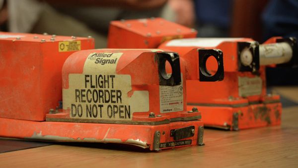 Airbus will equip its long-haul A350 and A380 passenger aircraft with ejectable flight data recorders - Sputnik International