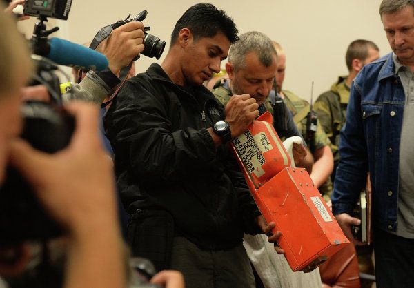 Malaysian experts receive flight recorders of crashed B-777 airliner - Sputnik International
