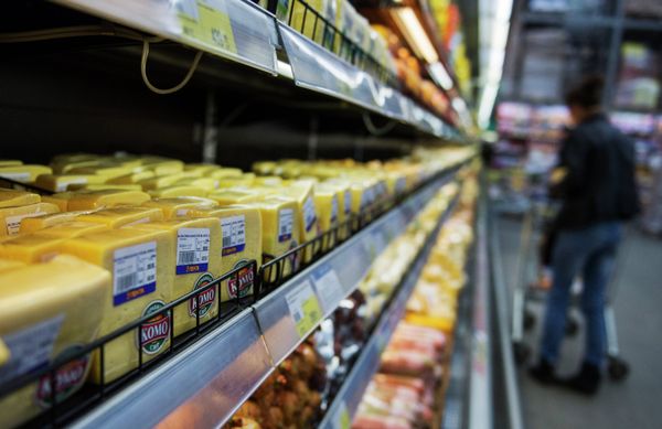 Ukrainian cheese Komo on the counter of Lenta store in Omsk. - Sputnik International
