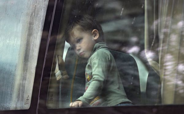 Refugees with children sent from Donetsk suburbs to Russia - Sputnik International