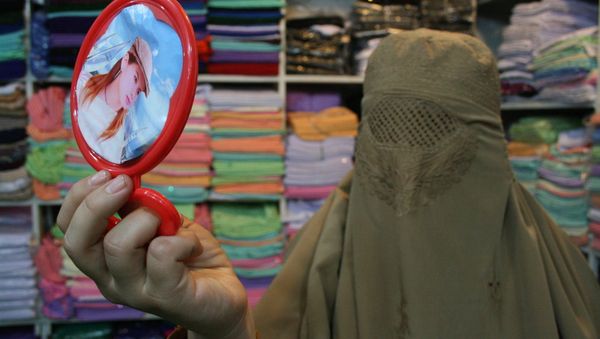 Pakistani woman looking in a mirror - Sputnik International