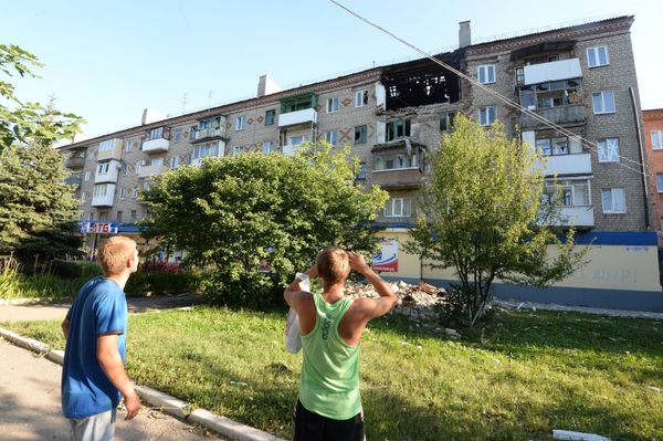 Local residents near an apartment building damaged during a rocket and mortar attack on Horlivka, Donetsk region. - Sputnik International