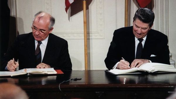Gorbachev and Raegan Signing Historic INFTreaty - Sputnik International