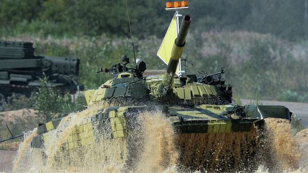 Crew from Angola on a T-72B tank during Tank Biathlon 2014 World Championship - Sputnik International