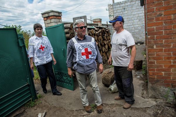 Red Cross representatives in eastern Ukraine - Sputnik International