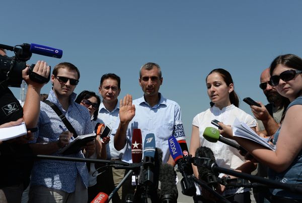 OSCE head Paul Picard says mission has not seen any weapons crossing between the countries on Russian-Ukrainian border - Sputnik International