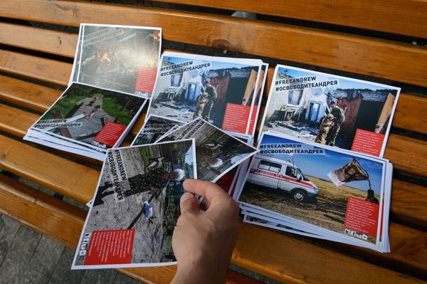 Volunteers are distributing photos, taken by Stenin with a call to support demands for his release in social networks near RIA Novosti headquarters - Sputnik International