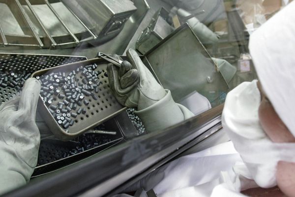 Selecting uranium pellets made of uranium dioxide powder. - Sputnik International