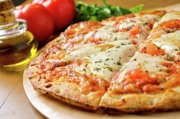An Italian shopkeeper in Moscow, Don Giulio Zompi, says Russians  should not fear that Italian food would disappear after the import ban on European food. - Sputnik International