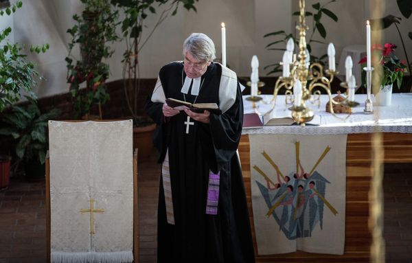 Pastor of the St. Paul ecclesia in Vladivostok conducts Christmas service in the Lutheran Church - Sputnik International