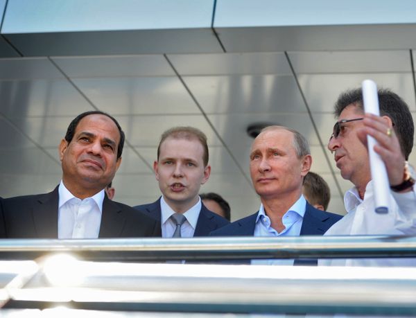 Russian President Vladimir Putin (2nd R) meets with Egyptian President Abdel Fattah al-Sisi (L) at the Laura Cross-Country Ski & Biathlon Center during the Egyptian leader's first official visit to Russia - Sputnik International