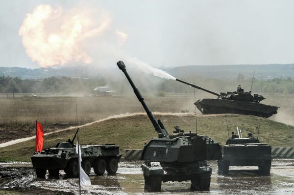 A BTR-80 armored personnel carrier, a T-80 tank, and a BMP-3 infantry fighting vehicle at the final rehearsal for the Invincible and Legendary military and patriotic programme of the Engineering Technologies 2014 international forum in Zhukovsky near Moscow. - Sputnik International