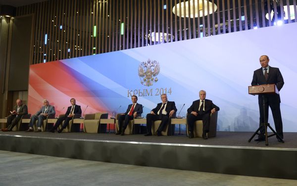 Russian President Vladimir Putin meet with Russian lawmakers in the Crimean city of Yalta - Sputnik International