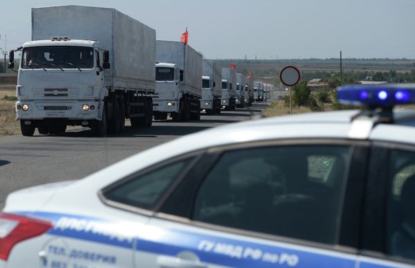 A procession of 280 white KAMAZ trucks with humanitarian aid for civilians in southeastern Ukrain continues journey - Sputnik International
