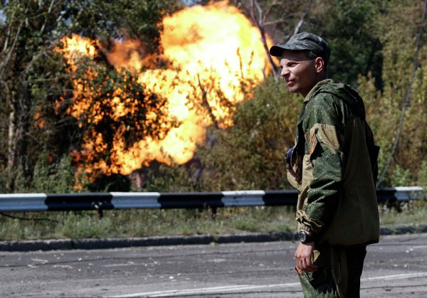Soldier of the national militia near the gas pipeline, which caught fire as a result of the shelling of Donetsk on August 15, 2014 - Sputnik International