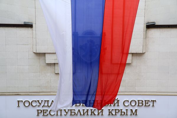 Russian flag at the Crimea State Council during a meeting of the Constitutional Commission on Draft Crimean Constitution Russian flag at the Crimea State Council during a meeting of the Constitutional Commission on Draft Crimean Constitution - Sputnik International