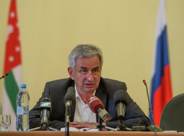Raul Khadjimba who leads the oppositional Forum of the National Unity of Abkhazia at an emergency meeting of Abkhazian Parliament - Sputnik International