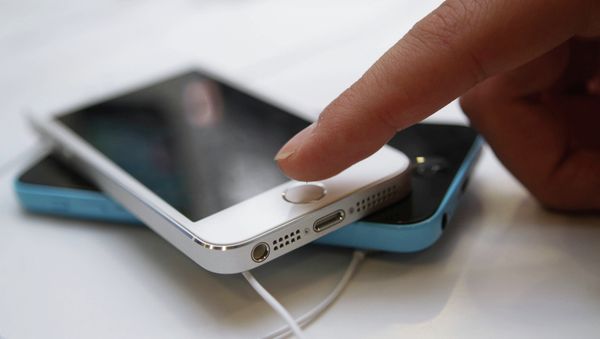 Официальный старт продажи iPhone 5s и iPhone 5c в Москве - Sputnik International