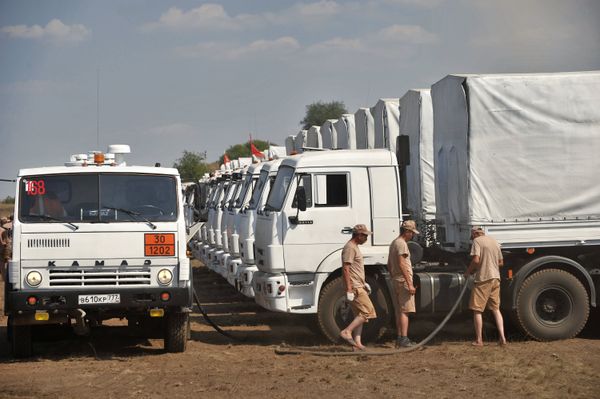 Drives during a stopover. A convoy of 280 Kamaz trucks carrying humanitarian aid to civilians in southeastern Ukraine moves on - Sputnik International