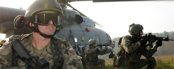 A Polish Special Operations Forces Command soldier, left, provides security alongside U.S. Special Forces Soldiers before exfiltrating on a Lithuanian Mi-17 helicopter as part of a downed aircraft exercise rehearsal held Oct. 14 at the Joint Multinational Readiness Center in Hohenfels, Germany. A Polish Special Operations Forces Command soldier, left, provides security alongside U.S. Special Forces Soldiers before exfiltrating on a Lithuanian Mi-17 helicopter as part of a downed aircraft exercise rehearsal held Oct. 14 at the Joint Multinational Readiness Center in Hohenfels, Germany. - Sputnik International