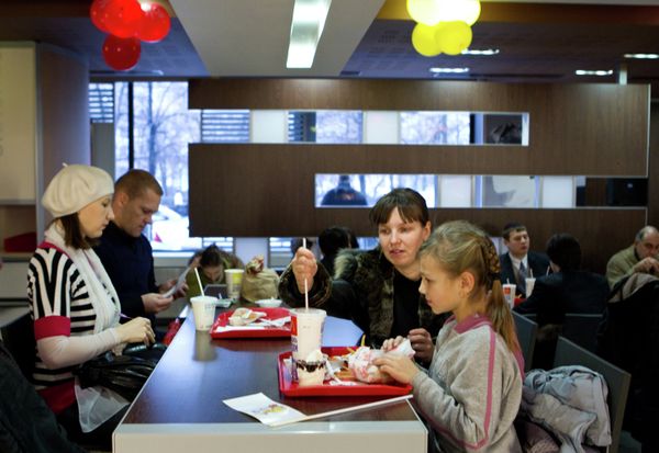 History of First McDonald's Restaurant in Russia - Sputnik International
