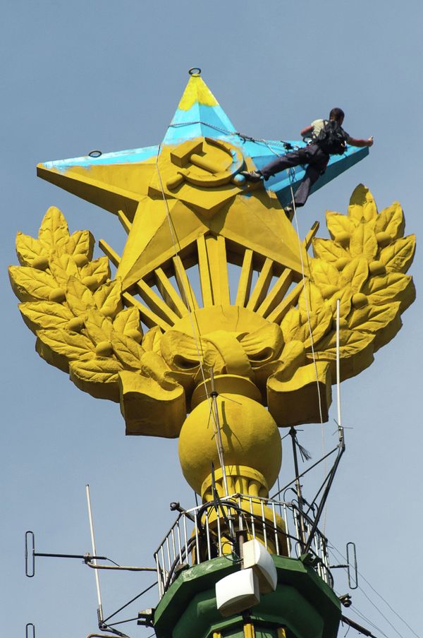 The star on the top of the Kotelnicheskaya Embankment Building was painted blue to resemble the colors of the Ukrainian flag - Sputnik International