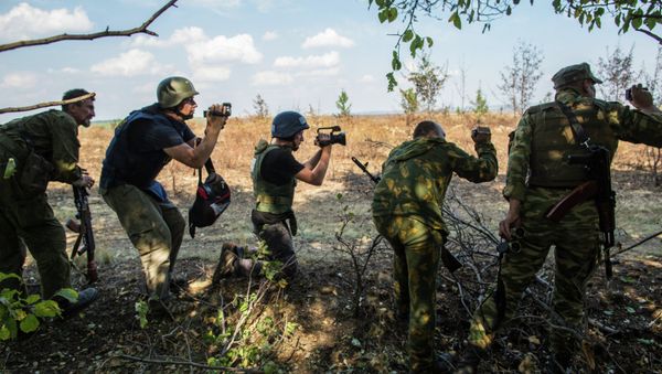 Journalists on the outskirts of Marinovka near the Russian-Ukrainian border - Sputnik International