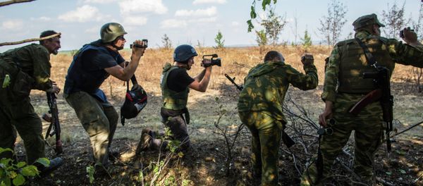 Journalists and eastern Ukrainian militia near the town of Mariinovka Journalists and eastern Ukrainian militia near the town of Mariinovka - Sputnik International