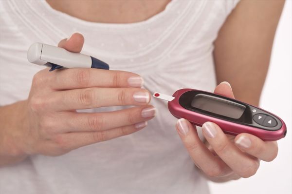Checking rate of sugar in blood after collecting a blood drop. - Sputnik International