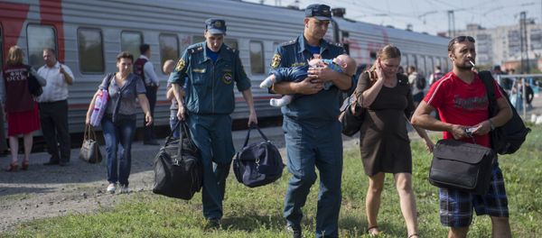 Russian Emergency Ministry workers helping refugees from Ukraine who are arriving in Omsk - Sputnik International