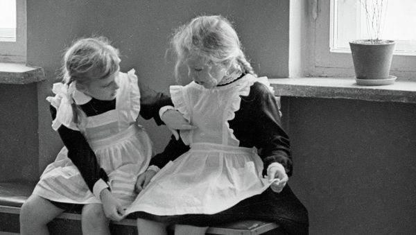Evolution of Russian School Uniform - Sputnik International