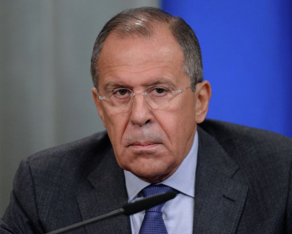 Russian Foreign Minister Sergei Lavrov says that Moscow will strongly demand an open and independent investigation into the case of mass graves, recently discovered in eastern Ukraine's conflict-torn Donetsk Region. - Sputnik International