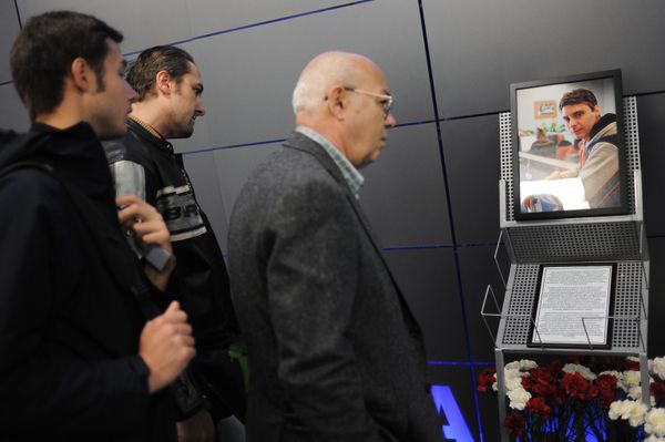 Colleagues reacts at the photos of the photojournalist Andrei Stenin, killed in Ukraine. - Sputnik International