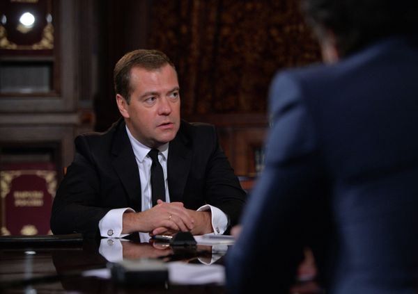 Russian Prime Minister Dmitry Medvedev said Russia may start restricting power supply to Ukraine if the cutoffs in Crimea continue - Sputnik International