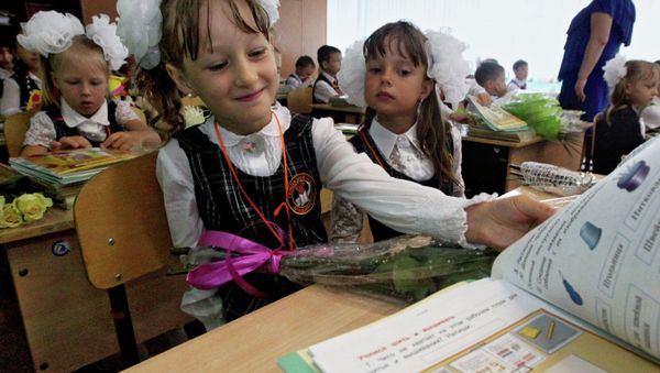 First-formers with their first text-books at the first lesson of the new school year at a Vladivostok's secondary school. - Sputnik International