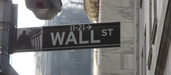 Указатель на Wall Street в Нью-Йорке - Sputnik International