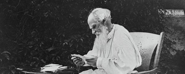 Russian writer Leo Tolstoy is reading morning mail. - Sputnik International