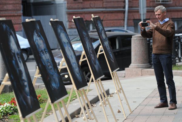 The exhibition of black-and-white portraits of journalists killed while working in war zones was organized to commemorate the International Day of Journalists Solidarity. - Sputnik International