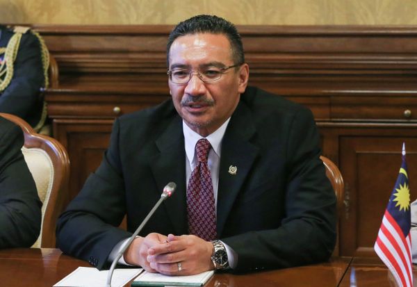 Malaysian Defense Minister Hishammuddin Tun Hussein said the search for the remains of passengers killed in the MH17 crash would be completed by winter - Sputnik International