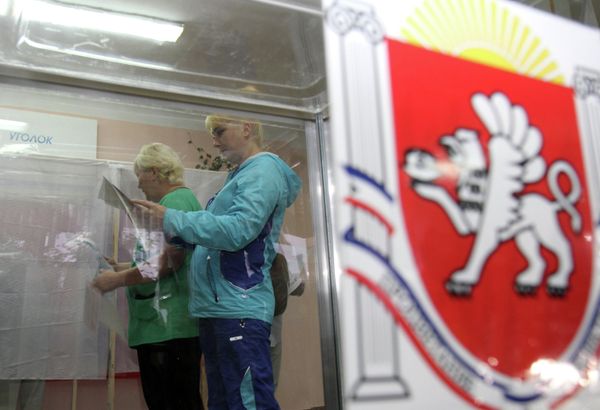 Residents of Simferopol, capital of Crimea, vote in its first ever parliamentary election since the reunification with Russia. - Sputnik International