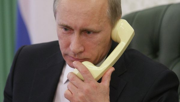 Vladimir Putin and Angela Merkel discussed in a phone call the situation around the current ceasefire regime and deliveries of gas to Europe - Sputnik International